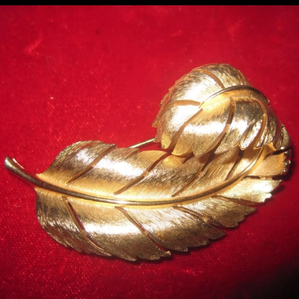 Vintage CROWN TRIFARI Curling Feather Leaf Pin Brooch Gold Tone